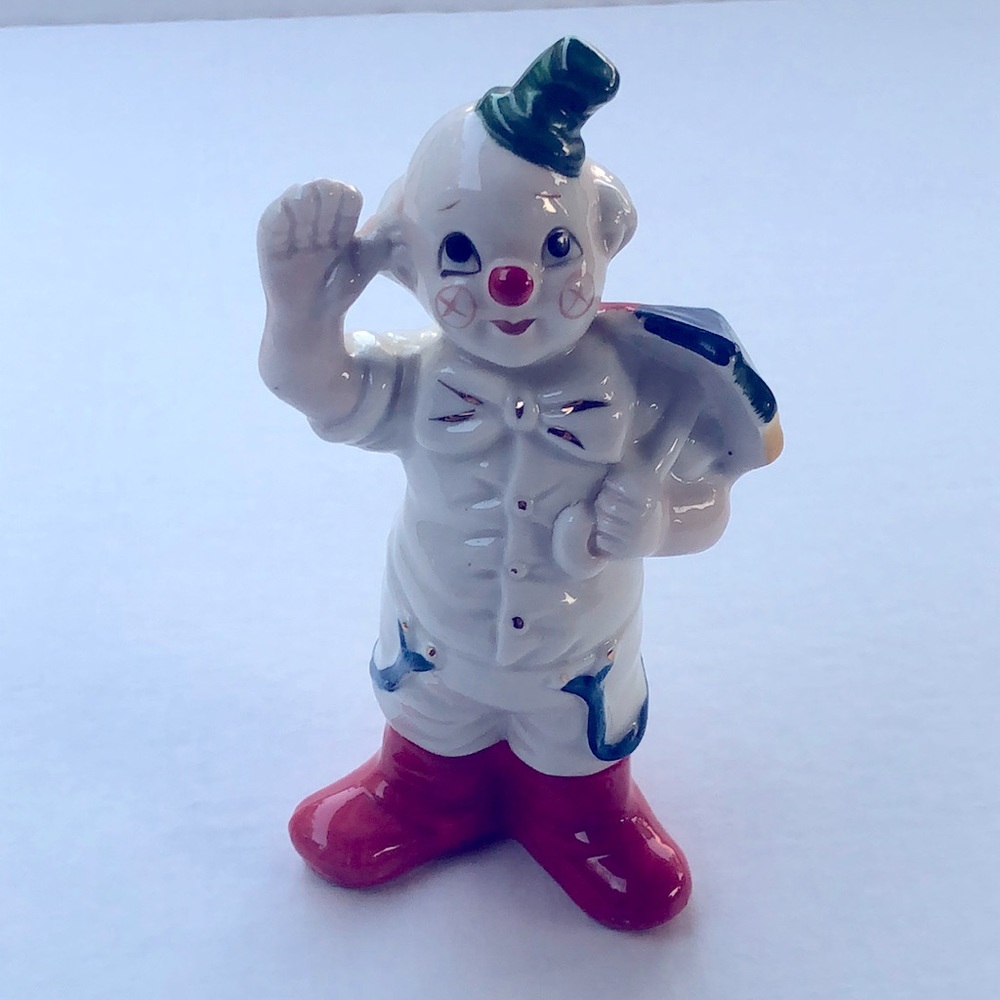 UCCG Made in Taiwan Porcelain Clown with Umbrella. Vintage. No cracks. Very good